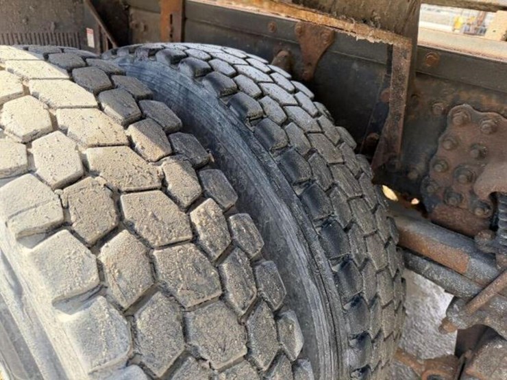 2013-freightliner-108sd-image-63