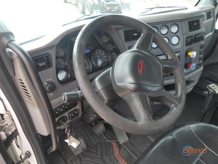 2017-peterbilt-567-image-15