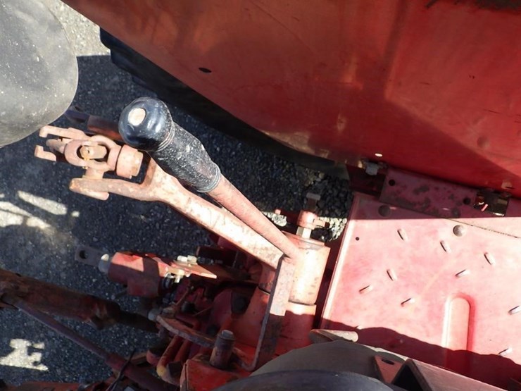 international-f1066-tractor-image-42