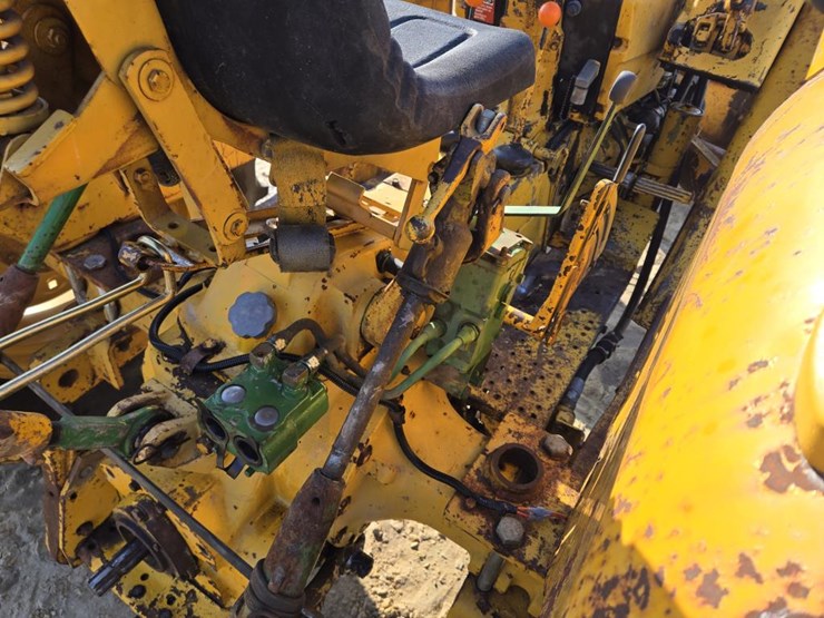 john-deere-300-image-12