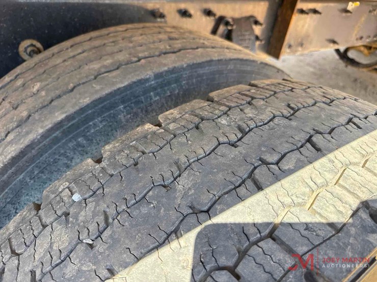 2016-peterbilt-365-image-21