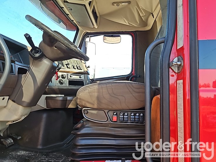 2015-volvo-vnl42t300-image-33