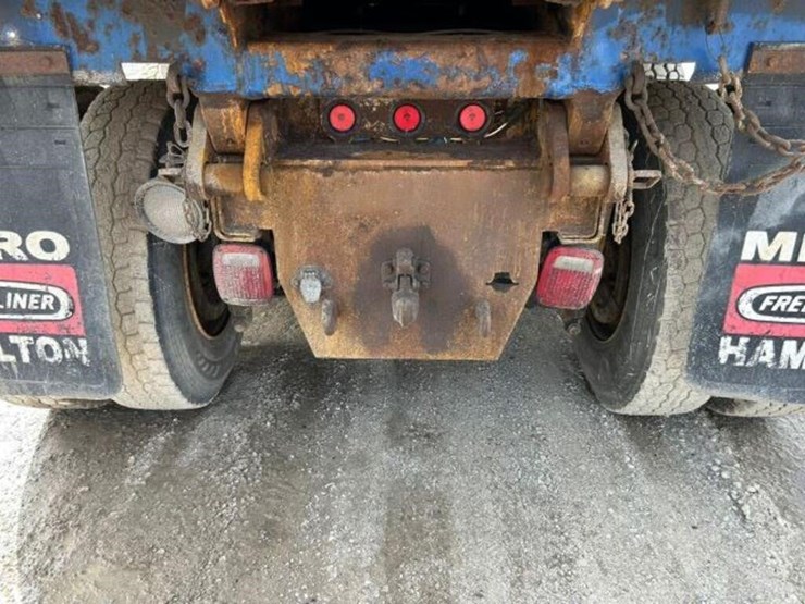 2013-freightliner-108sd-image-34