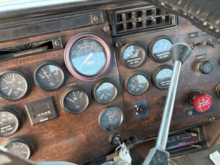 1988-peterbilt-378-image-18