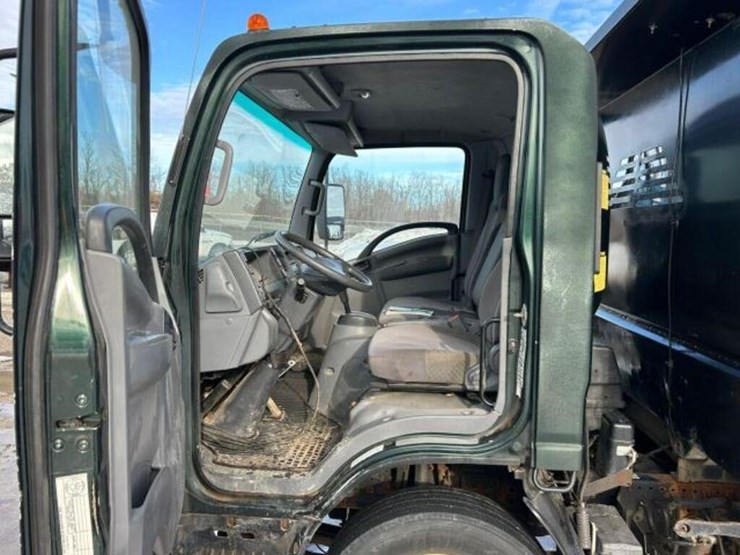 2015-isuzu-nrr-image-20