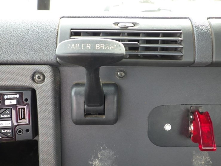 2013-freightliner-cascadia-113-image-42