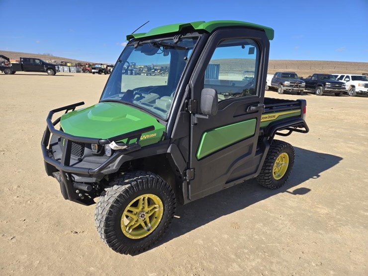 2023-john-deere-gator-image-1