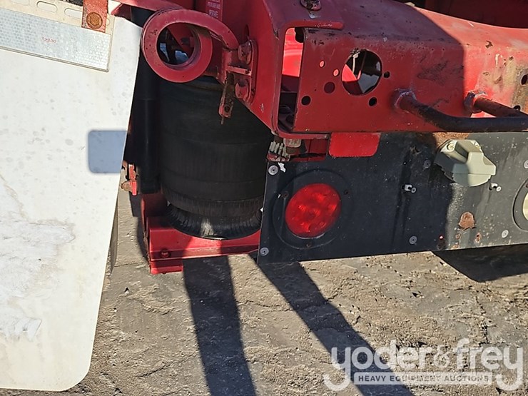 2015-volvo-vnl42t300-image-16