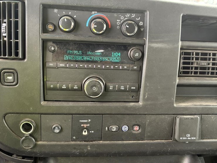 2018-chevrolet-express-2500-image-15