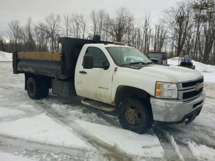2014-chevrolet-3500-image-2