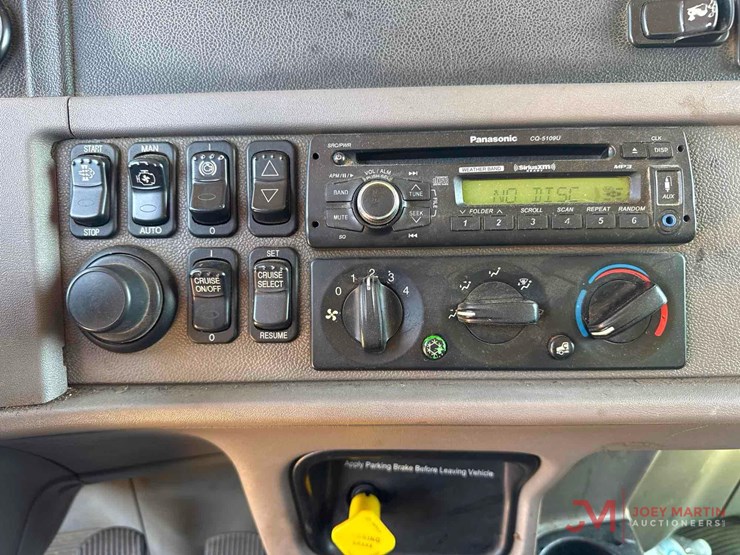 2016-peterbilt-365-image-31