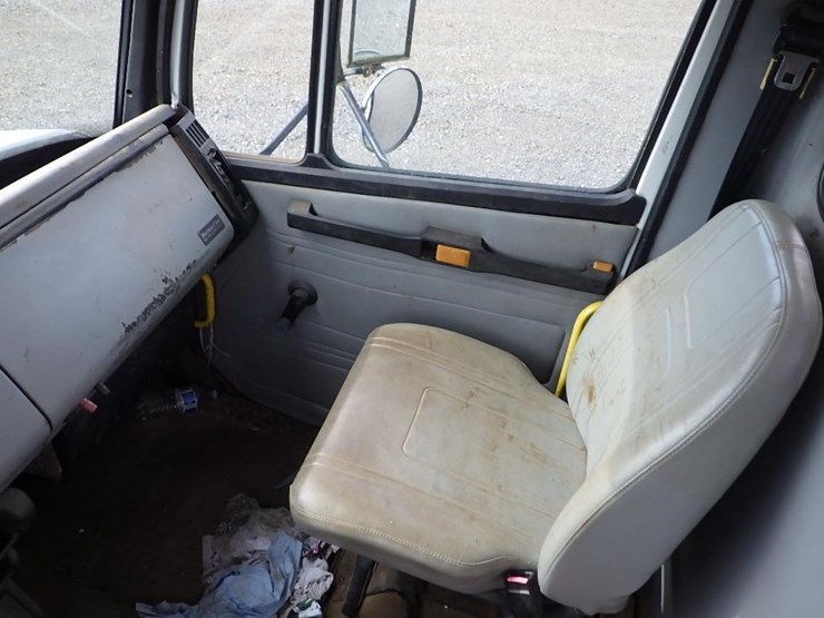 1996-freightliner-fl70-image-43