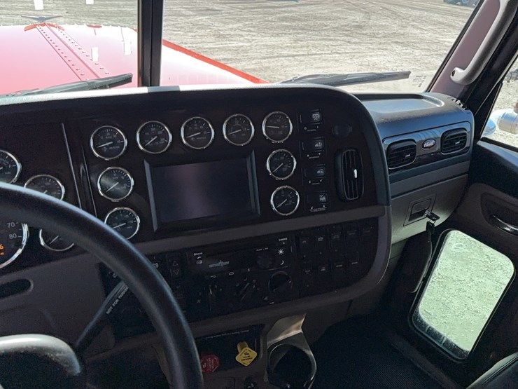 2022-peterbilt-389-image-17