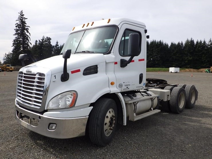 2013-freightliner-cascadia-113-image-1