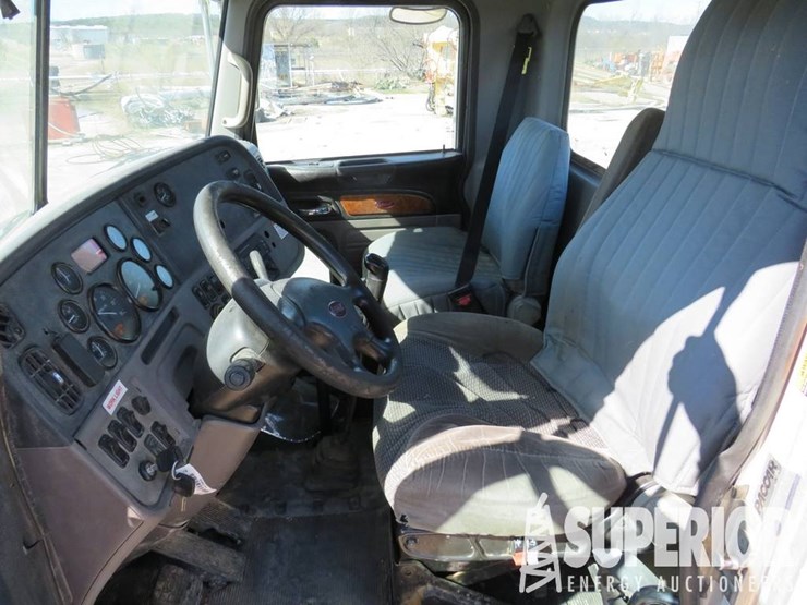 2010-peterbilt-365-image-18