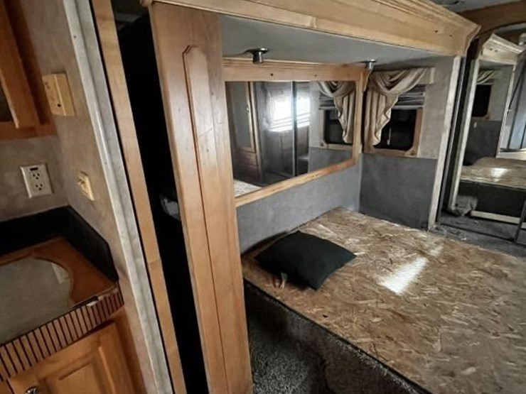 l1--2006-escalade-32'-travel-trailer-image-32