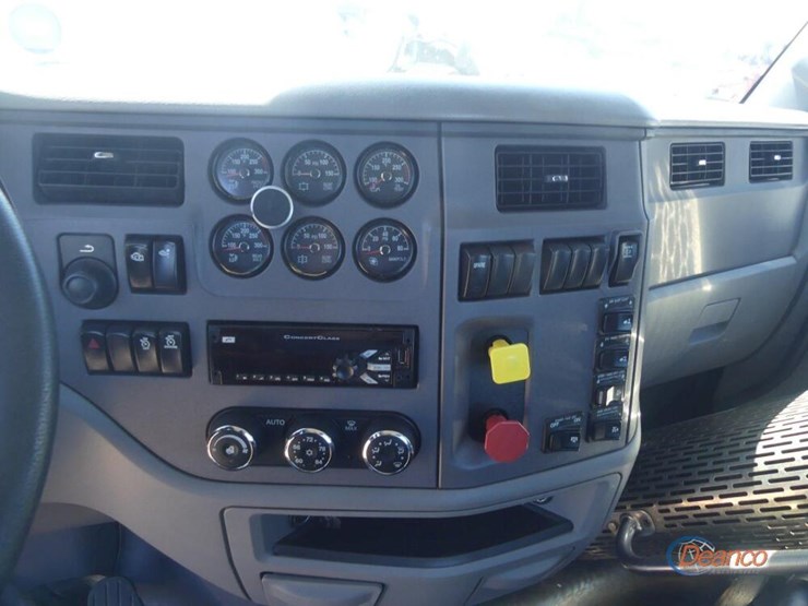 2017-peterbilt-567-image-17