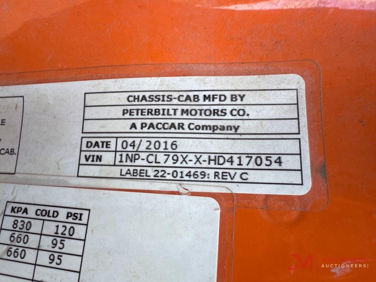 2017-peterbilt-rollback-truck-image-37