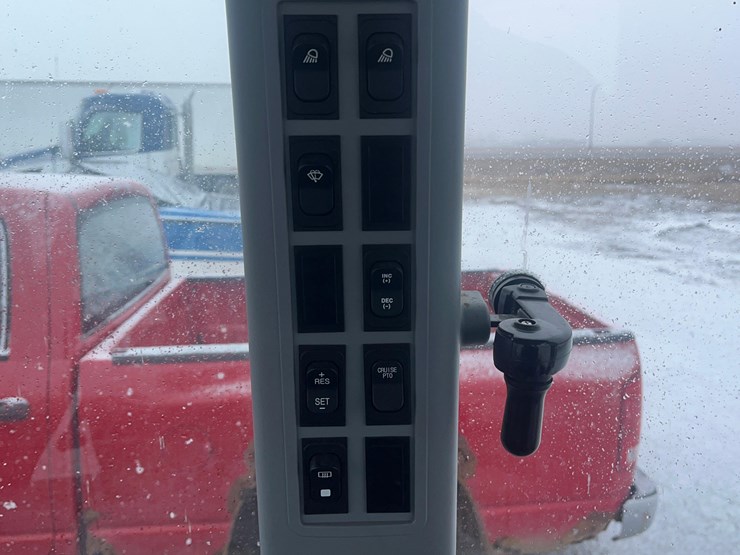 kioti-rx8320-power-shuttle-tractor-with-loader-image-43