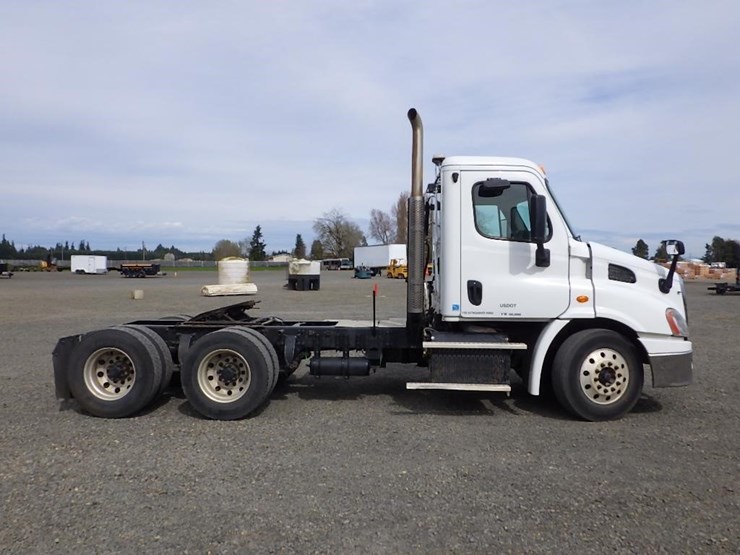 2013-freightliner-cascadia-113-image-4