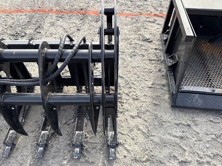 #2089-•-unused-giyi-clg72-72"-skid-steer-curved-log-grabber-inv#-42039-image-10