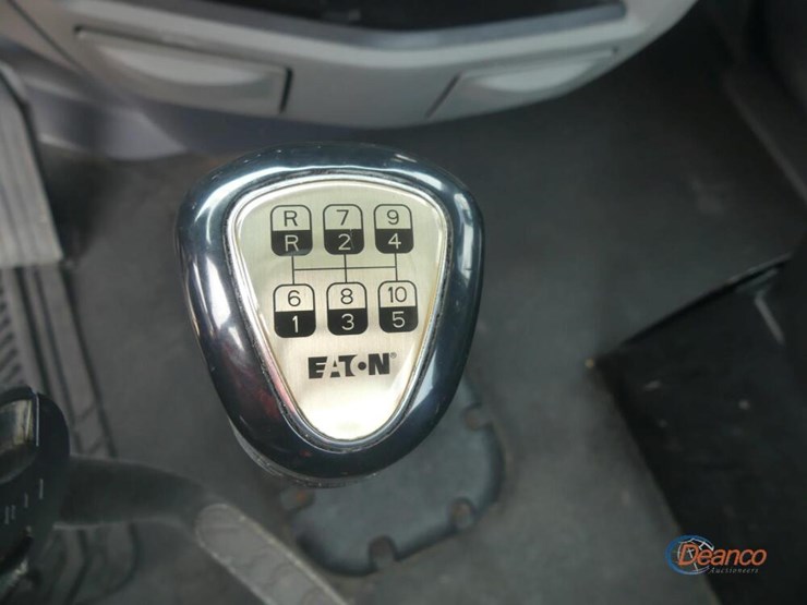 2017-peterbilt-567-image-18