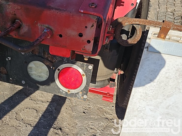 2015-volvo-vnl42t300-image-17