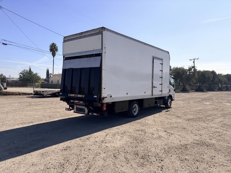 2017-isuzu-nrr-image-3