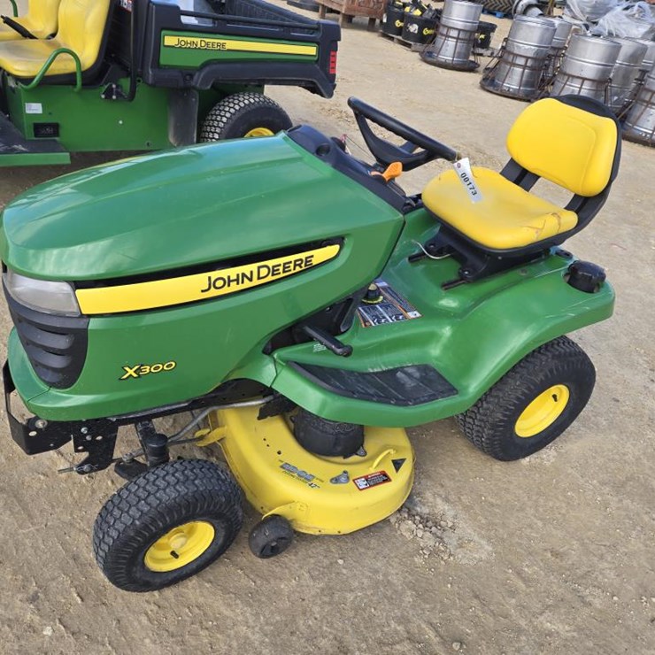 JOHN DEERE X300
