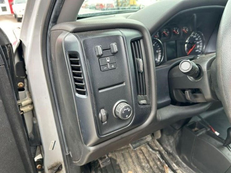 2018-chevrolet-silverado-2500hd-image-15