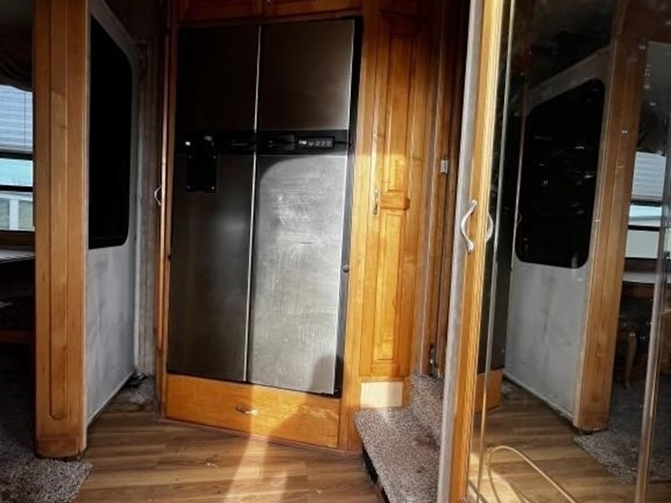 l1--2006-escalade-32'-travel-trailer-image-15