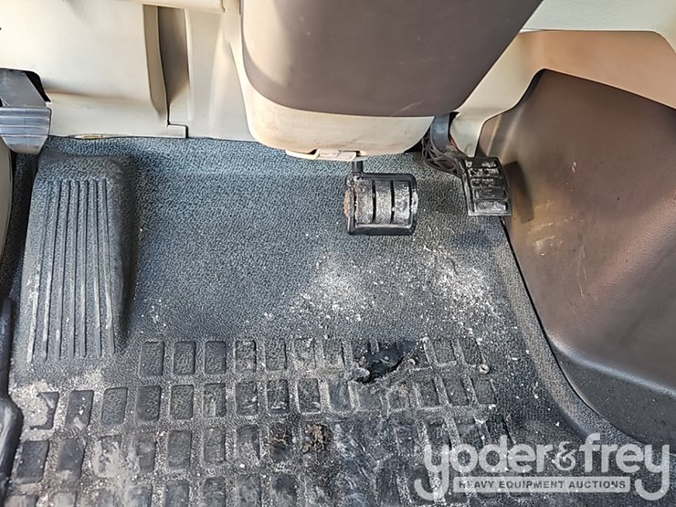 2015-volvo-vnl42t300-image-40