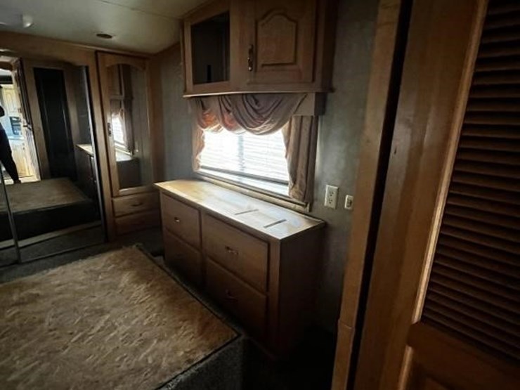 l1--2006-escalade-32'-travel-trailer-image-33
