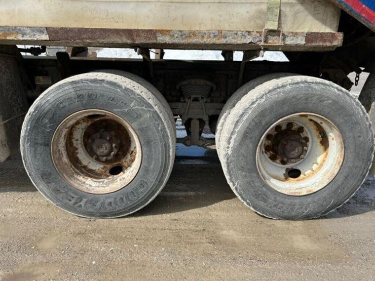 2013-freightliner-108sd-image-62