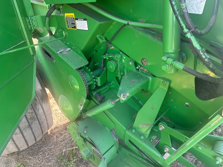 2010-john-deere-568-image-12