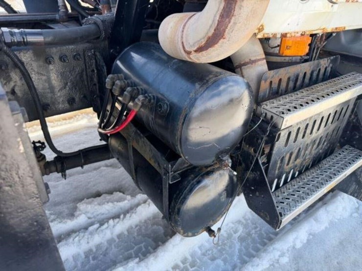 2009-mack-granite-gu813-image-43