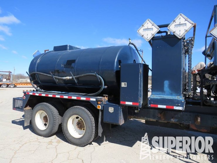 2010-peterbilt-365-image-9