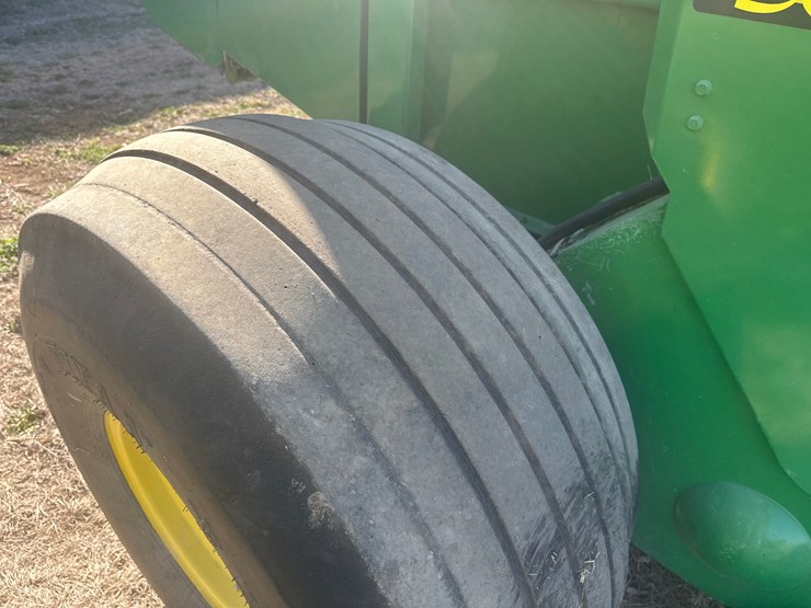 2010-john-deere-568-image-11