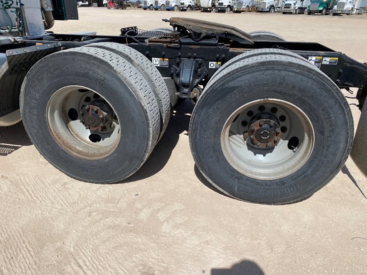 2015-peterbilt-579-image-10