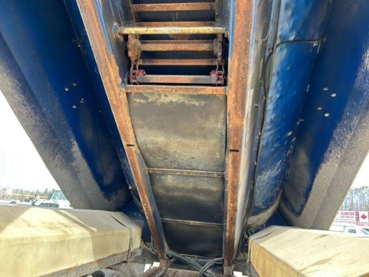 2013-freightliner-108sd-image-46