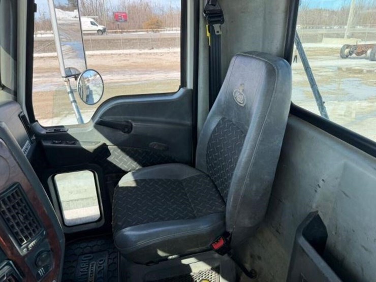 2009-mack-granite-gu813-image-21