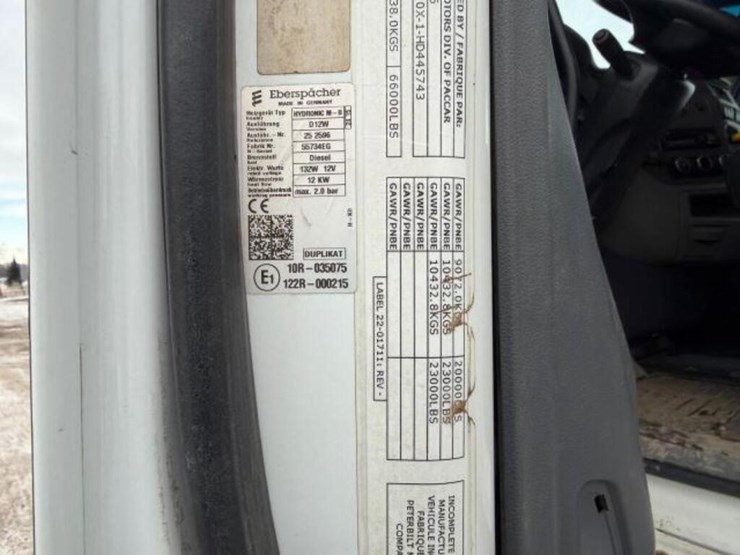 2017-peterbilt-567-image-10