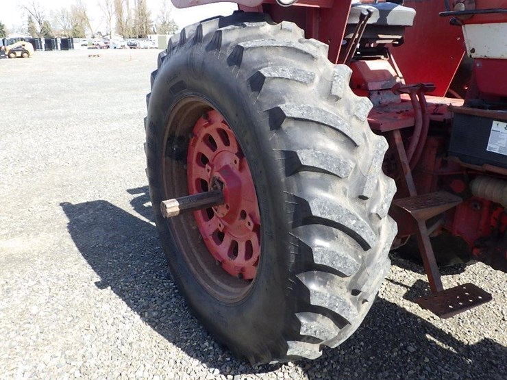 international-f1066-tractor-image-27