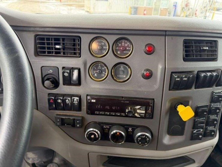 2017-peterbilt-567-image-13