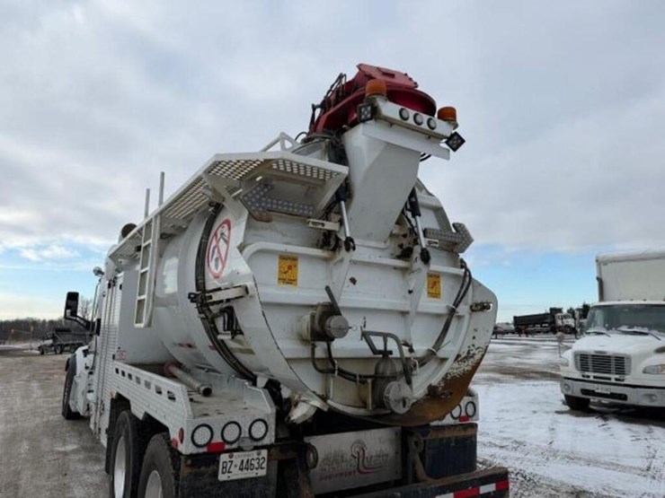 2017-peterbilt-567-image-33