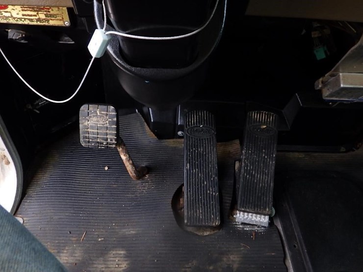 2007-peterbilt-335-image-31