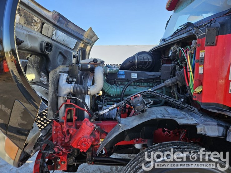 2015-volvo-vnl42t300-image-25