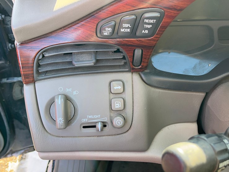 2004-cadillac-deville-sedan-image-22