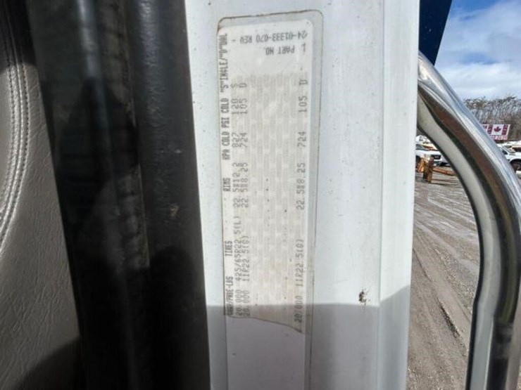 2013-freightliner-108sd-image-12