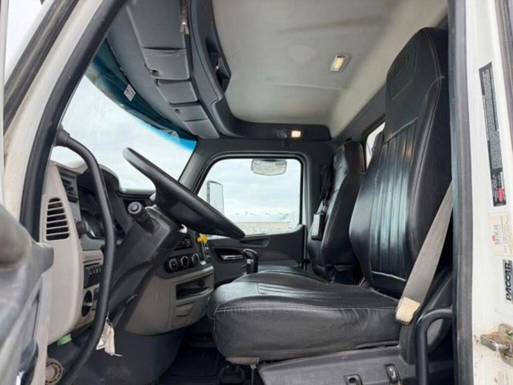 2017-peterbilt-567-image-21